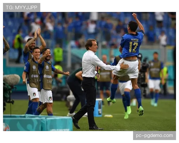 特写：弗拉霍维奇打入绝杀点球后，脱下球衣冲向角旗区庆祝